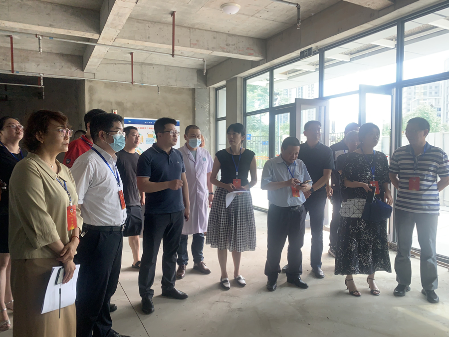 6月30日，区政协城环委组织政协委员实地视察区第七人民医院新址建设工程项目、保和兴城嘉苑配套社区卫生服务中心装修改造项目，围绕“区属公立医院和公办社区卫生服务中心建设”开展对口协商_副本.jpg